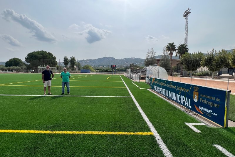 El camp de futbol de Pedreguer estrena gespa i la remodelació de vestuaris i graderies El camp de futbol de Pedreguer estrena gespa i la remodelació de vestuaris i graderies