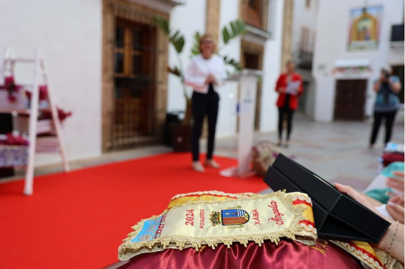Les representants de Fogueres de Xàbia ja tenen les bandes Les representants de Fogueres de Xàbia ja tenen les bandes