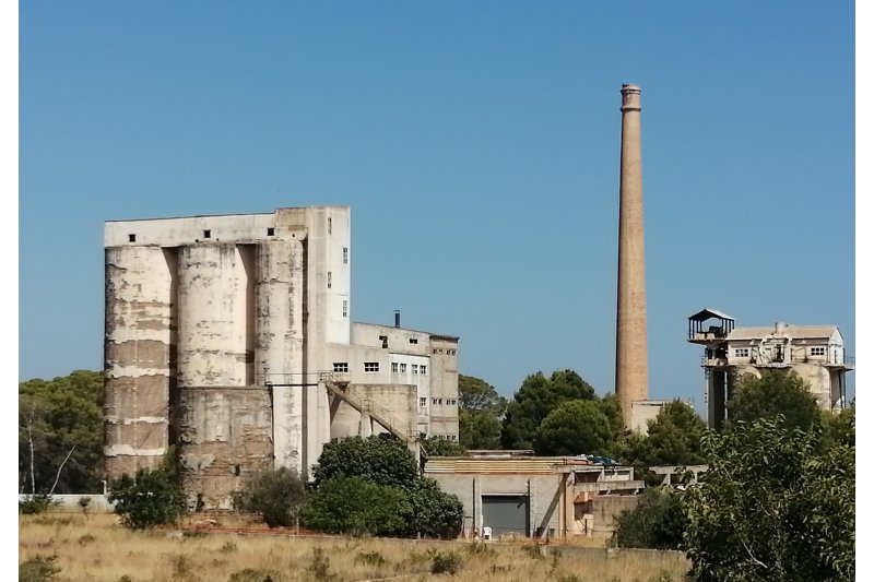 La fábrica del portland, los bancales agrícolas y la costumbre del almuerzo figuran en una lista de bienes a salvar en Dénia La fábrica del portland, los bancales agrícolas y la costumbre del almuerzo figuran en una lista de bienes a salvar en Dénia