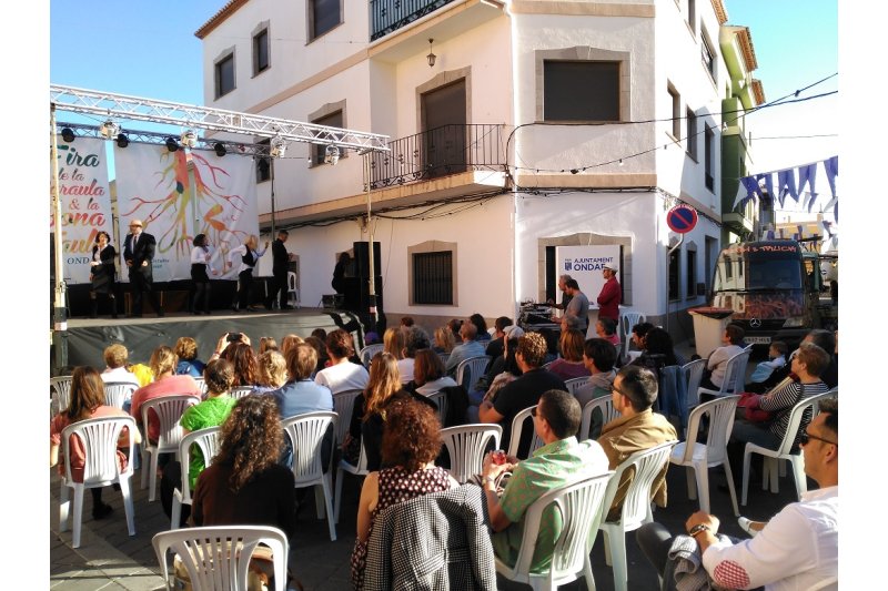 Literatura i gastronomia es donen la ma en la Fira de la Paraula i la Bona Taula a Ondara Literatura i gastronomia es donen la ma en la Fira de la Paraula i la Bona Taula a Ondara