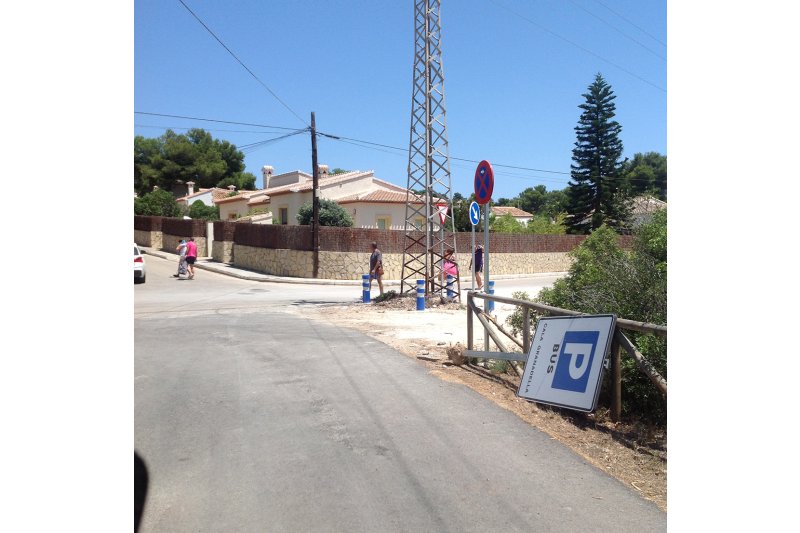 Los vecinos de Costa Nova se quejan por las molestias que ocasiona el parquing habilitado con el proyecto del bus a la Granadella Los vecinos de Costa Nova se quejan por las molestias que ocasiona el parquing habilitado con el proyecto del bus a la Granadella