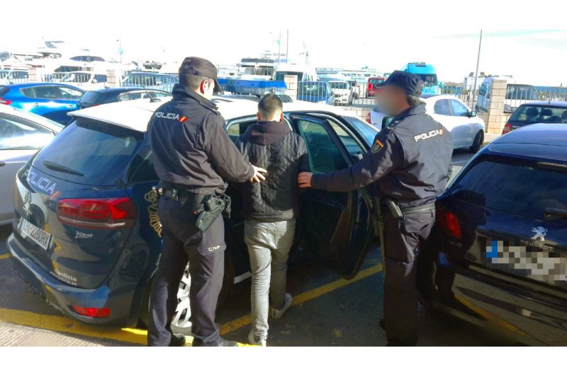 La Policía Nacional detiene a un joven de 19 años por robar en dos bares de Dénia La Policía Nacional detiene a un joven de 19 años por robar en dos bares de Dénia