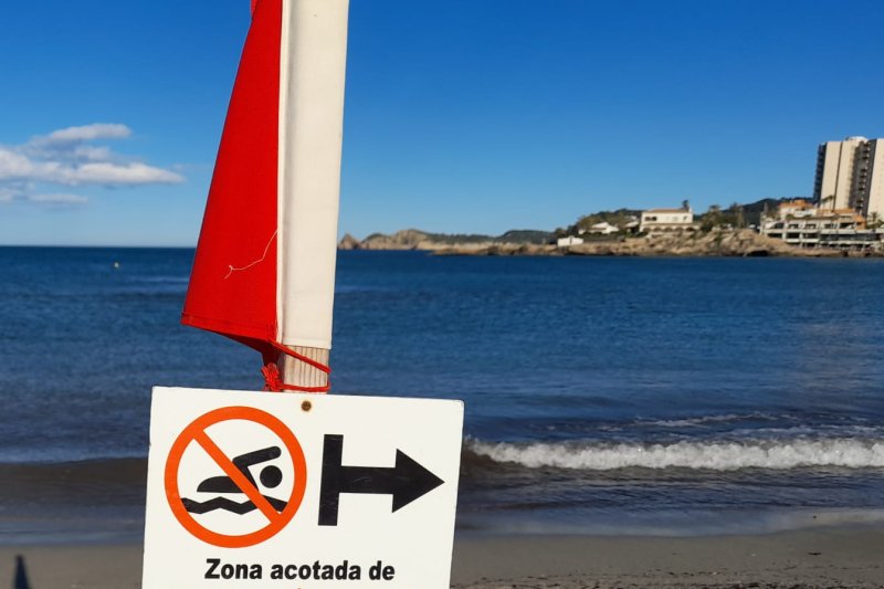 Prohibido el baño en la Playa del Arenal de Xàbia por la rotura del emisario  Prohibido el baño en la Playa del Arenal de Xàbia por la rotura del emisario