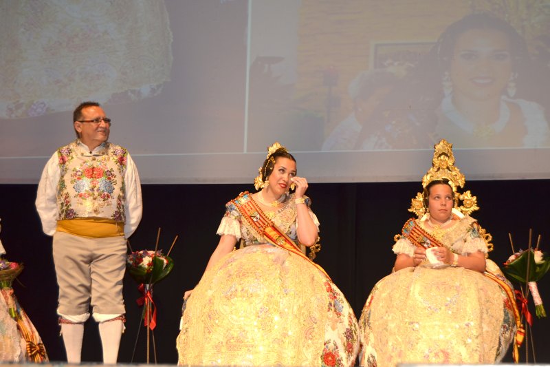 El món faller es vesteix de gala per acomiadar Mar Cabrera i Inés Alacreu com a Falleres Majors de Dénia El món faller es vesteix de gala per acomiadar Mar Cabrera i Inés Alacreu com a Falleres Majors de Dénia