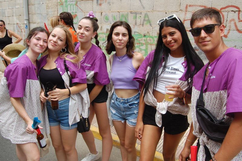 “Apofiliats”, “Amoïnats” i “Ardits” commemoren els vint anys de quintos per a acomiadar les festes de Benidoleig “Apofiliats”, “Amoïnats” i “Ardits” commemoren els vint anys de quintos per a acomiadar les festes de Benidoleig