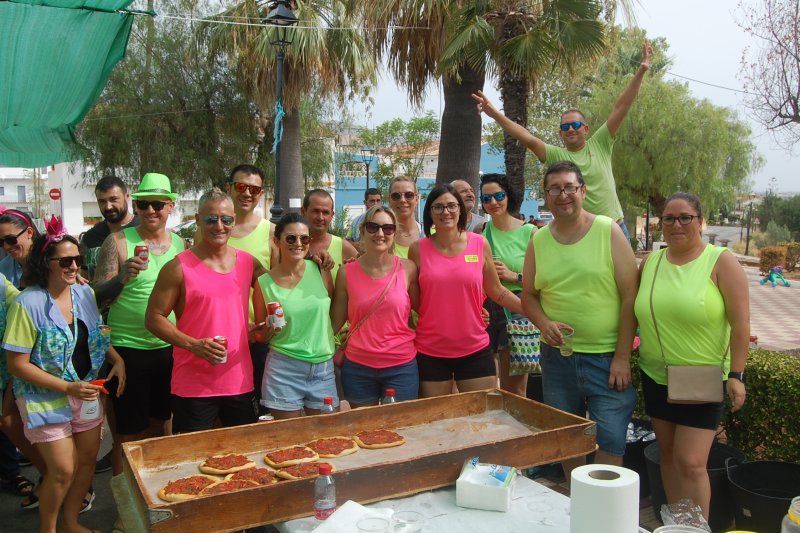 “Apofiliats”, “Amoïnats” i “Ardits” commemoren els vint anys de quintos per a acomiadar les festes de Benidoleig “Apofiliats”, “Amoïnats” i “Ardits” commemoren els vint anys de quintos per a acomiadar les festes de Benidoleig