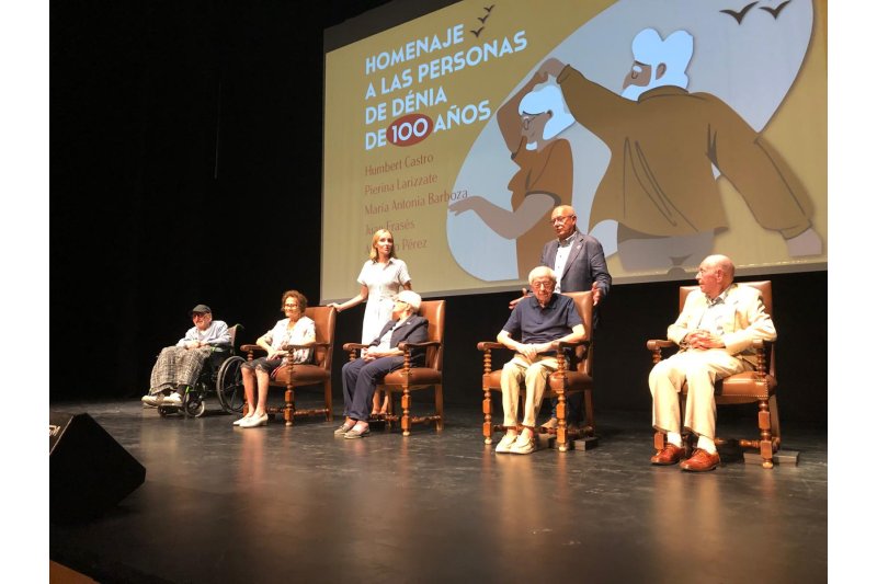 Homenaje a cuatro vecinos centenarios de Dénia  Homenaje a cuatro vecinos centenarios de Dénia