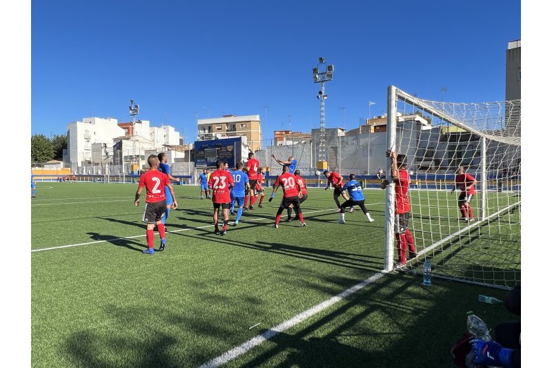 Un jugador de la Liga Comarcal de Veteranos salva la vida tras sufrir un paro cardíaco durante un partido en Dénia Un jugador de la Liga Comarcal de Veteranos salva la vida tras sufrir un paro cardíaco durante un partido en Dénia