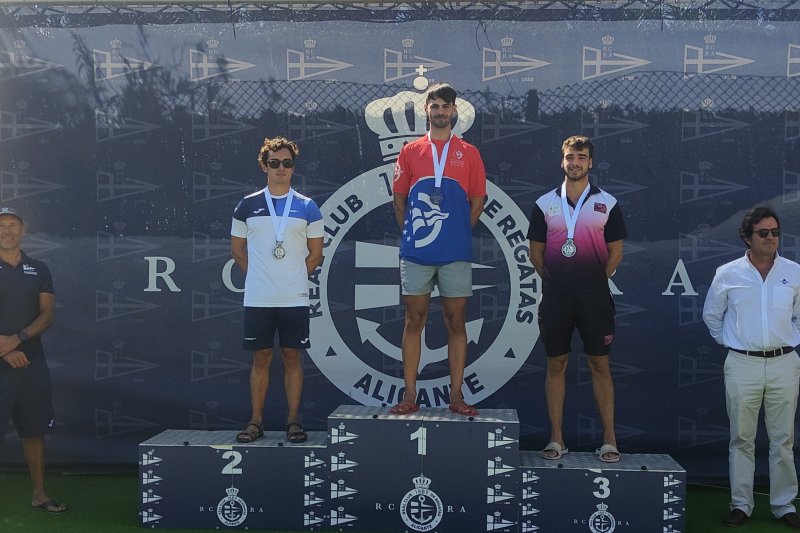 Los palistas del Real Club Náutico de Dénia brillan en la cuarta prueba de la Liga de Kayak de Mar  Los palistas del Real Club Náutico de Dénia brillan en la cuarta prueba de la Liga de Kayak de Mar