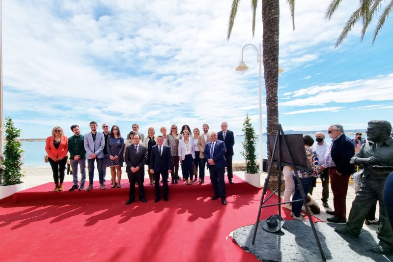 Un escultura inmortaliza a Sorolla pintando el amanecer de Xàbia frente a la Playa de la Grava Un escultura inmortaliza a Sorolla pintando el amanecer de Xàbia frente a la Playa de la Grava