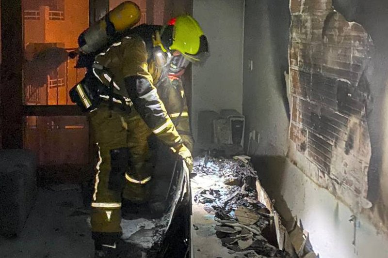 Los bomberos rescatan a un perro que estaba atrapado en el incendio de una vivienda de Calp Los bomberos rescatan a un perro que estaba atrapado en el incendio de una vivienda de Calp