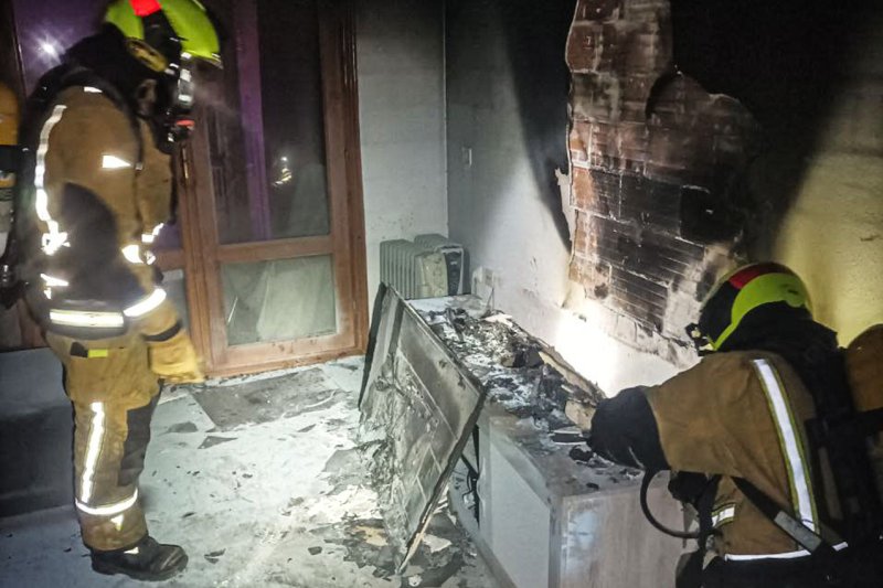 Los bomberos rescatan a un perro que estaba atrapado en el incendio de una vivienda de Calp Los bomberos rescatan a un perro que estaba atrapado en el incendio de una vivienda de Calp