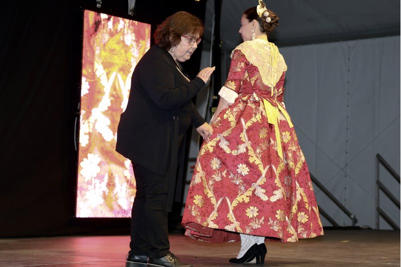 GALERIA DE FOTOS: Un entranyable recorregut per la indumentària dels 75 anys de Fogueres de Xàbia amb Isabel Martí  GALERIA DE FOTOS: Un entranyable recorregut per la indumentària dels 75 anys de Fogueres de Xàbia amb Isabel Martí