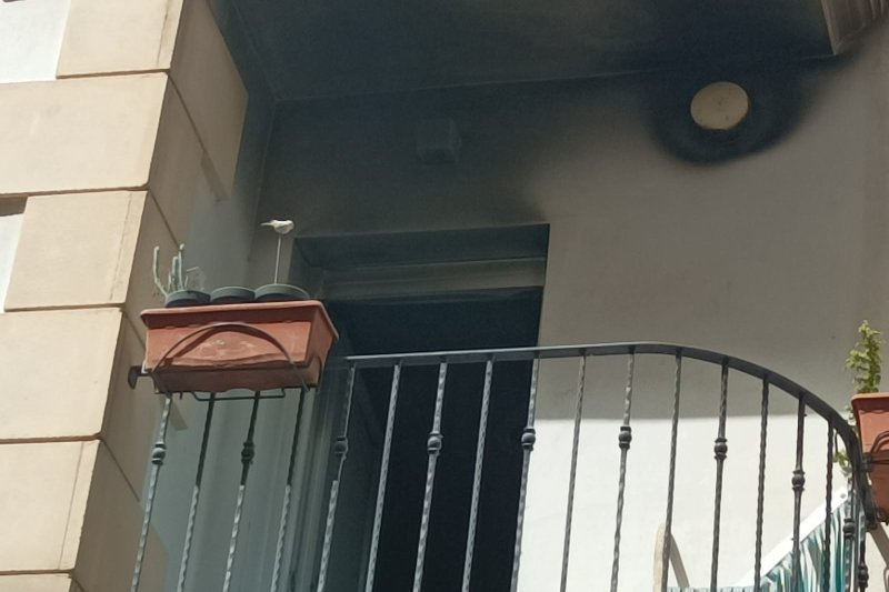 Desalojan un edificio en Dénia por el incendio en una vivienda  Desalojan un edificio en Dénia por el incendio en una vivienda