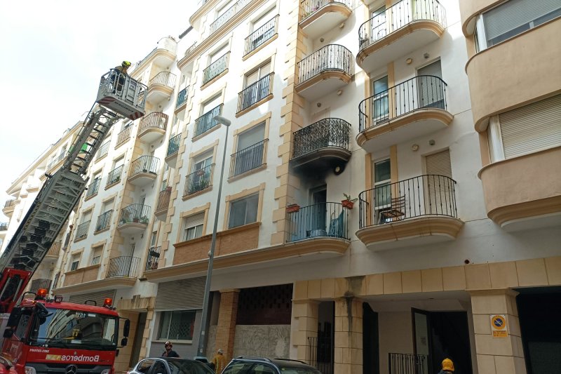 Desalojan un edificio en Dénia por el incendio en una vivienda  Desalojan un edificio en Dénia por el incendio en una vivienda