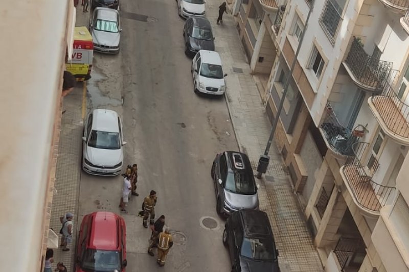 Desalojan un edificio en Dénia por el incendio en una vivienda  Desalojan un edificio en Dénia por el incendio en una vivienda