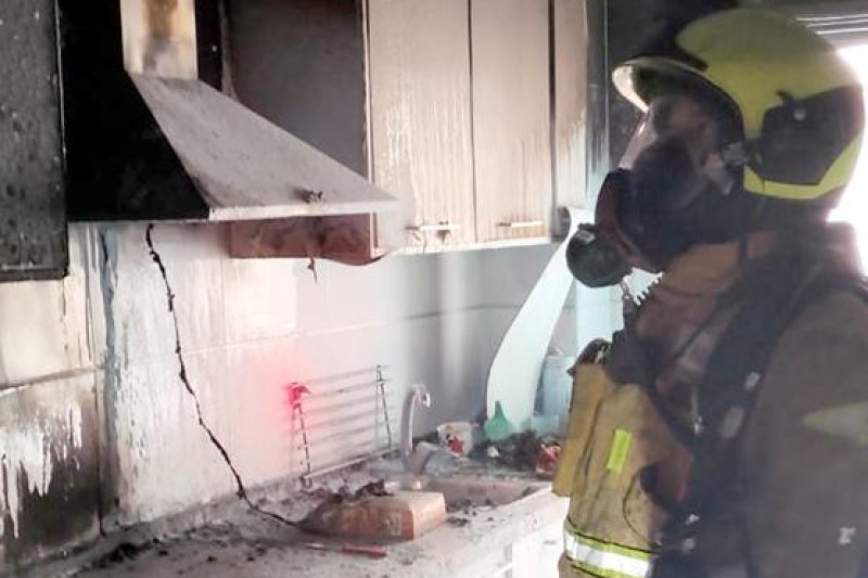 Desalojan un edificio en Dénia por el incendio en una vivienda  Desalojan un edificio en Dénia por el incendio en una vivienda