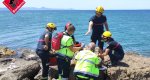 Los bomberos auxilian  a una mujer en una escollera de Dénia Los bomberos auxilian  a una mujer en una escollera de Dénia