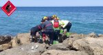 Los bomberos auxilian  a una mujer en una escollera de Dénia Los bomberos auxilian  a una mujer en una escollera de Dénia