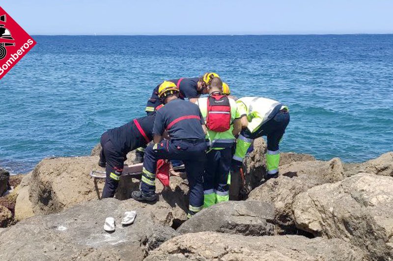 Los bomberos auxilian  a una mujer en una escollera de Dénia Los bomberos auxilian  a una mujer en una escollera de Dénia