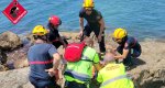 Los bomberos auxilian  a una mujer en una escollera de Dénia Los bomberos auxilian  a una mujer en una escollera de Dénia