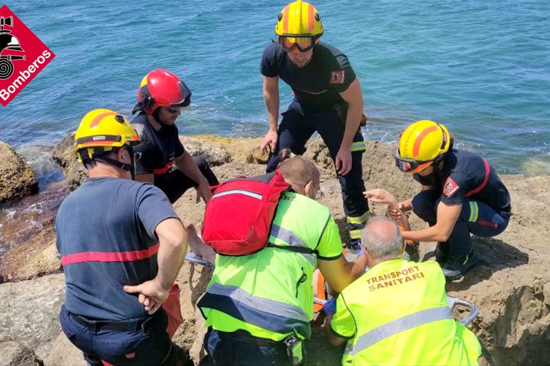 Los bomberos auxilian  a una mujer en una escollera de Dénia Los bomberos auxilian  a una mujer en una escollera de Dénia