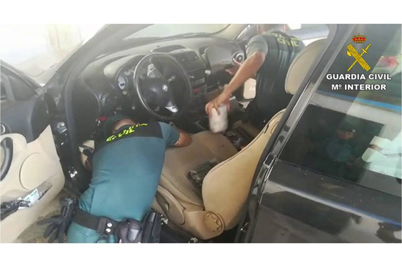 La Guardia Civil detiene a un hombre en Dénia con más de 2 kilos y medio de cocaína en el puerto La Guardia Civil detiene a un hombre en Dénia con más de 2 kilos y medio de cocaína en el puerto