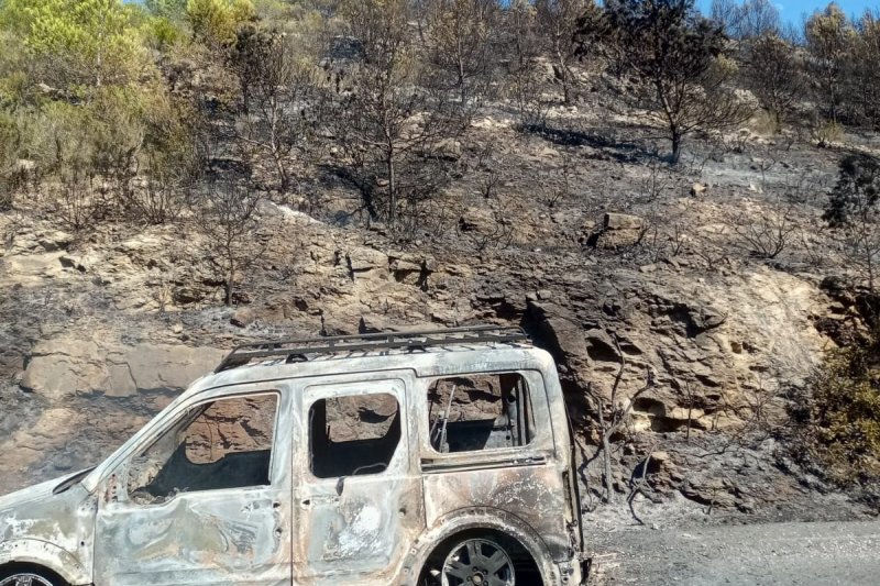 Susto en el Montgó: arde un coche en Les Planes y se calcinan unos 1.500 m2 Susto en el Montgó: arde un coche en Les Planes y se calcinan unos 1.500 m2