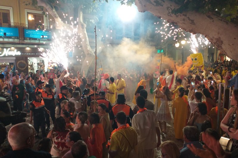 Baix la Mar gana el desfile  de carrozas y se impone en comparsas Baix la Mar gana el desfile  de carrozas y se impone en comparsas