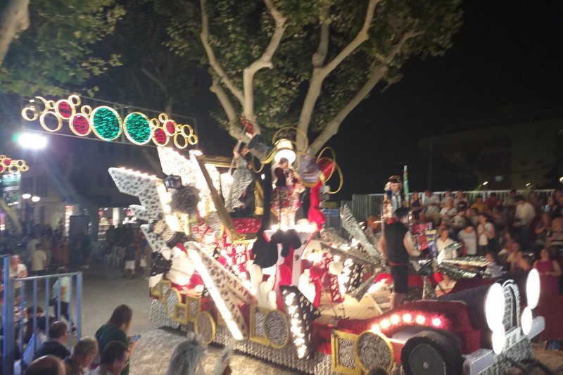 Baix la Mar gana el desfile  de carrozas y se impone en comparsas Baix la Mar gana el desfile  de carrozas y se impone en comparsas