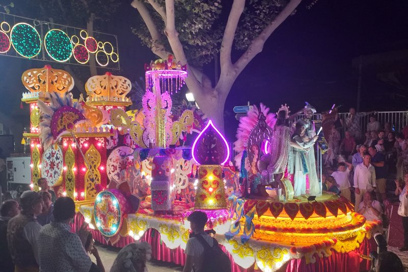Baix la Mar gana el desfile  de carrozas y se impone en comparsas Baix la Mar gana el desfile  de carrozas y se impone en comparsas