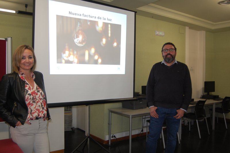 La Unión de Consumidores de Alicante imparte una jornada sobre la factura eléctrica en Els Poblets La Unión de Consumidores de Alicante imparte una jornada sobre la factura eléctrica en Els Poblets