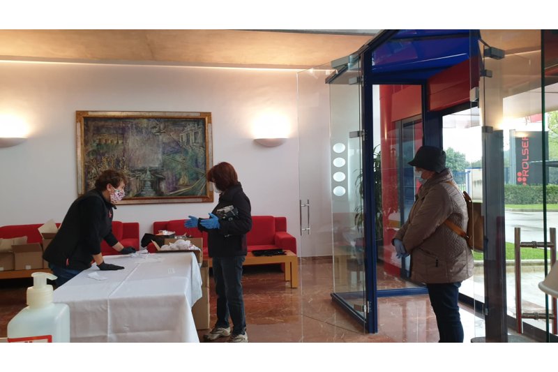 Rolser reparte tela para preparar 5.000 mascarillas que se agotan en una hora Rolser reparte tela para preparar 5.000 mascarillas que se agotan en una hora