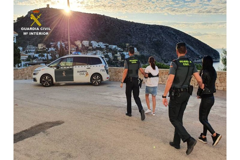 Dos mujeres detenidas por realizar compras con tarjetas robadas Dos mujeres detenidas por realizar compras con tarjetas robadas