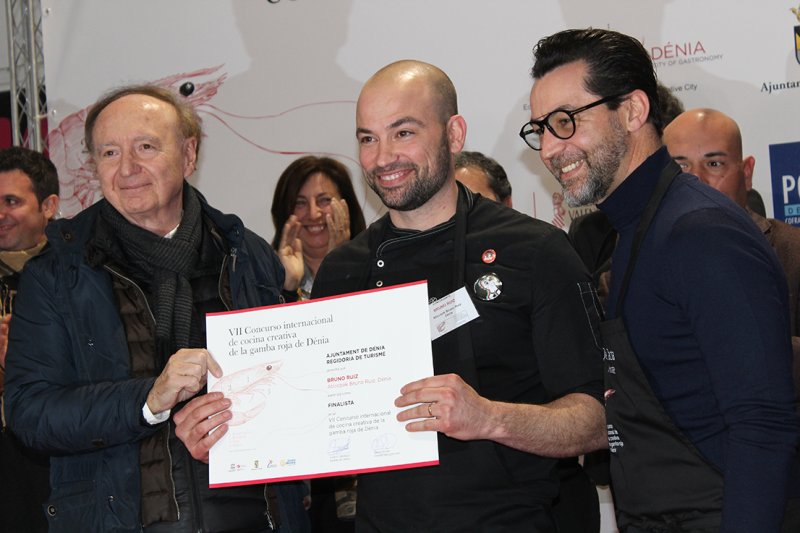 El chef Bruno Ruiz, del restaurante Aticcook de Dénia, gana el 7.º Concurso Internacional de Cocina Creativa de la Gamba Roja de Dénia con su receta Gamba bajo 0º El chef Bruno Ruiz, del restaurante Aticcook de Dénia, gana el 7.º Concurso Internacional de Cocina Creativa de la Gamba Roja de Dénia con su receta Gamba bajo 0º