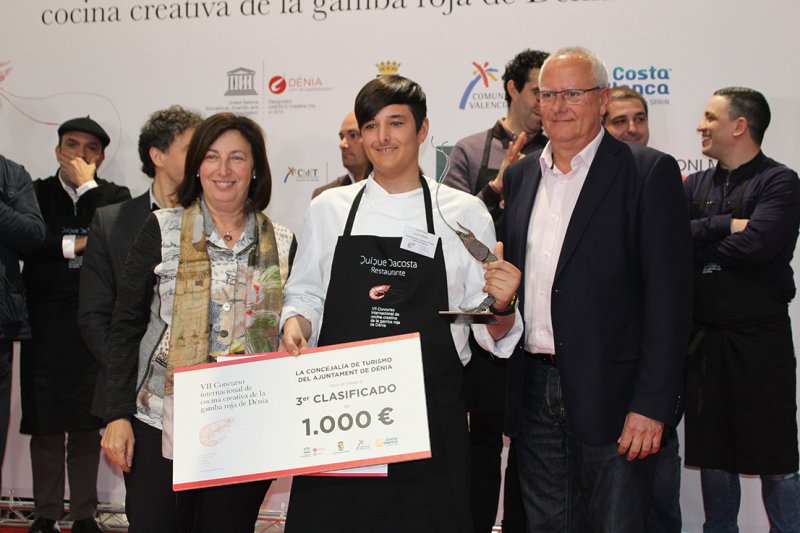El chef Bruno Ruiz, del restaurante Aticcook de Dénia, gana el 7.º Concurso Internacional de Cocina Creativa de la Gamba Roja de Dénia con su receta Gamba bajo 0º El chef Bruno Ruiz, del restaurante Aticcook de Dénia, gana el 7.º Concurso Internacional de Cocina Creativa de la Gamba Roja de Dénia con su receta Gamba bajo 0º