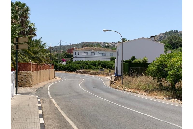 Un joven agrede a dos policías locales de Pedreguer y a un matrimonio con un palo  Un joven agrede a dos policías locales de Pedreguer y a un matrimonio con un palo