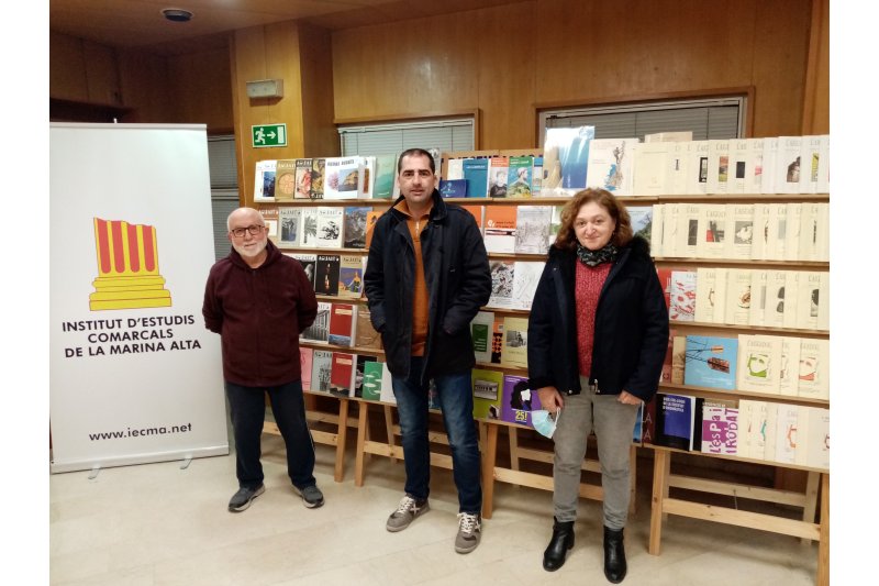 L’IECMA dona material bibliográaficoc a l’Arxiu Municipal de Pego L’IECMA dona material bibliográaficoc a l’Arxiu Municipal de Pego