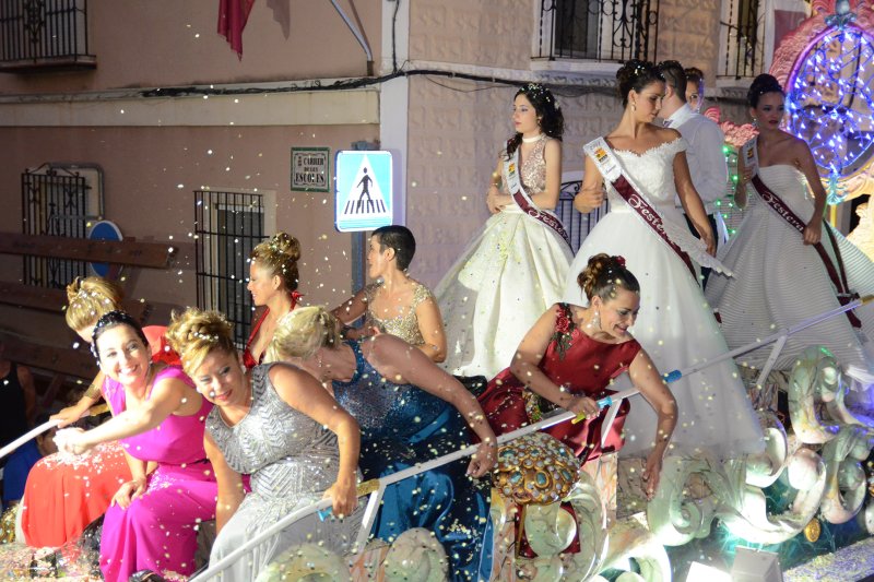 Cap a Mart i Astèrix i Obèlix guanyen la desfilada de Carrosses i grups a peu a Beniarbeig Cap a Mart i Astèrix i Obèlix guanyen la desfilada de Carrosses i grups a peu a Beniarbeig