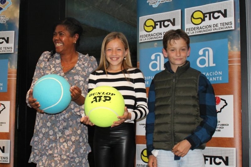 La escuela del Club de Tenis Dénia triunfa en la Gala de entrega de premios del Circuito Alicantino La escuela del Club de Tenis Dénia triunfa en la Gala de entrega de premios del Circuito Alicantino