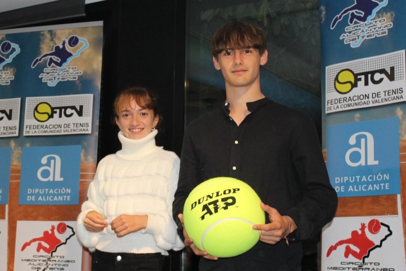 La escuela del Club de Tenis Dénia triunfa en la Gala de entrega de premios del Circuito Alicantino La escuela del Club de Tenis Dénia triunfa en la Gala de entrega de premios del Circuito Alicantino
