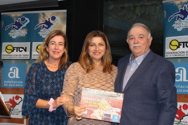 La escuela del Club de Tenis Dénia triunfa en la Gala de entrega de premios del Circuito Alicantino La escuela del Club de Tenis Dénia triunfa en la Gala de entrega de premios del Circuito Alicantino