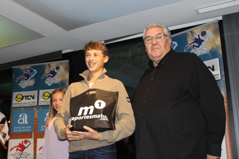 La escuela del Club de Tenis Dénia triunfa en la Gala de entrega de premios del Circuito Alicantino La escuela del Club de Tenis Dénia triunfa en la Gala de entrega de premios del Circuito Alicantino