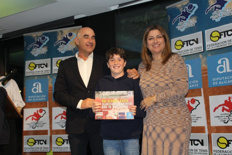 La escuela del Club de Tenis Dénia triunfa en la Gala de entrega de premios del Circuito Alicantino La escuela del Club de Tenis Dénia triunfa en la Gala de entrega de premios del Circuito Alicantino