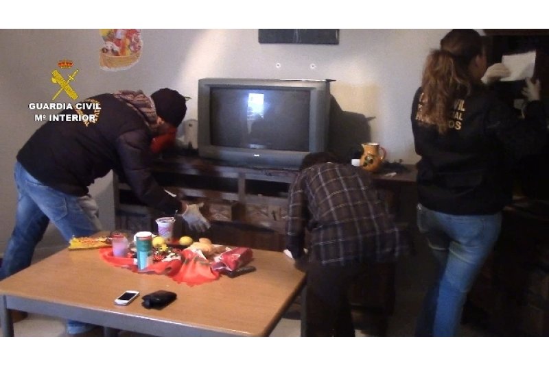 La Guardia Civil desarticula un grupo que obligaba a mujeres a ejercer la prostitucion en carreteras de la comarca La Guardia Civil desarticula un grupo que obligaba a mujeres a ejercer la prostitucion en carreteras de la comarca