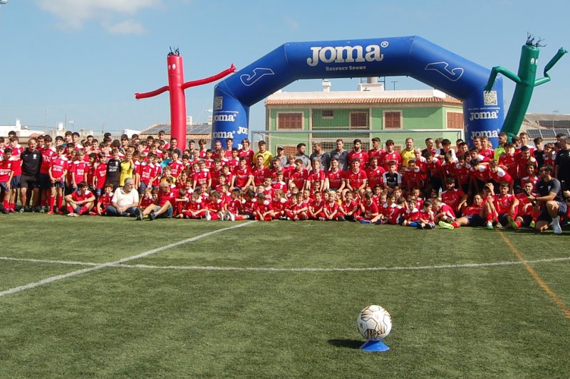 L’Escola del Pego Club de Futbol es presenta amb 182 integrants en onze equips L’Escola del Pego Club de Futbol es presenta amb 182 integrants en onze equips