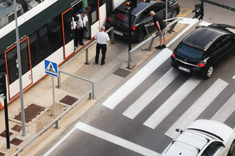El trenet  arrolla a un coche en el paso a nivel de la calle Diana El trenet  arrolla a un coche en el paso a nivel de la calle Diana