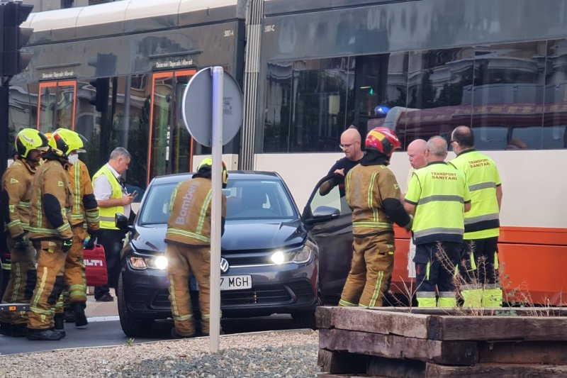 El trenet  arrolla a un coche en el paso a nivel de la calle Diana El trenet  arrolla a un coche en el paso a nivel de la calle Diana