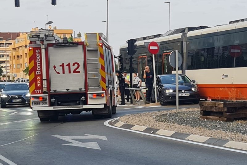 El trenet  arrolla a un coche en el paso a nivel de la calle Diana El trenet  arrolla a un coche en el paso a nivel de la calle Diana