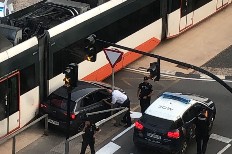 El trenet  arrolla a un coche en el paso a nivel de la calle Diana El trenet  arrolla a un coche en el paso a nivel de la calle Diana